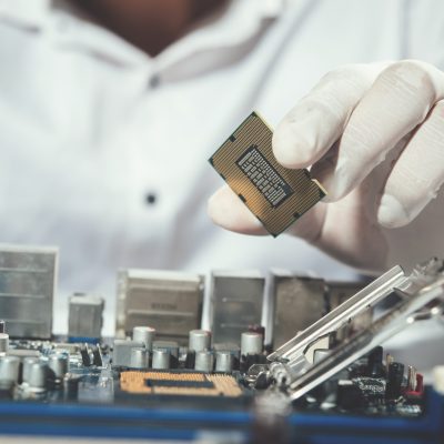 technik-naprawia-komputer-sprzet-komputerowy-naprawe-aktualizacje-i-technologie technik-naprawia-komputer-sprzet-komputerowy-naprawe-aktualizacje-i-technologie